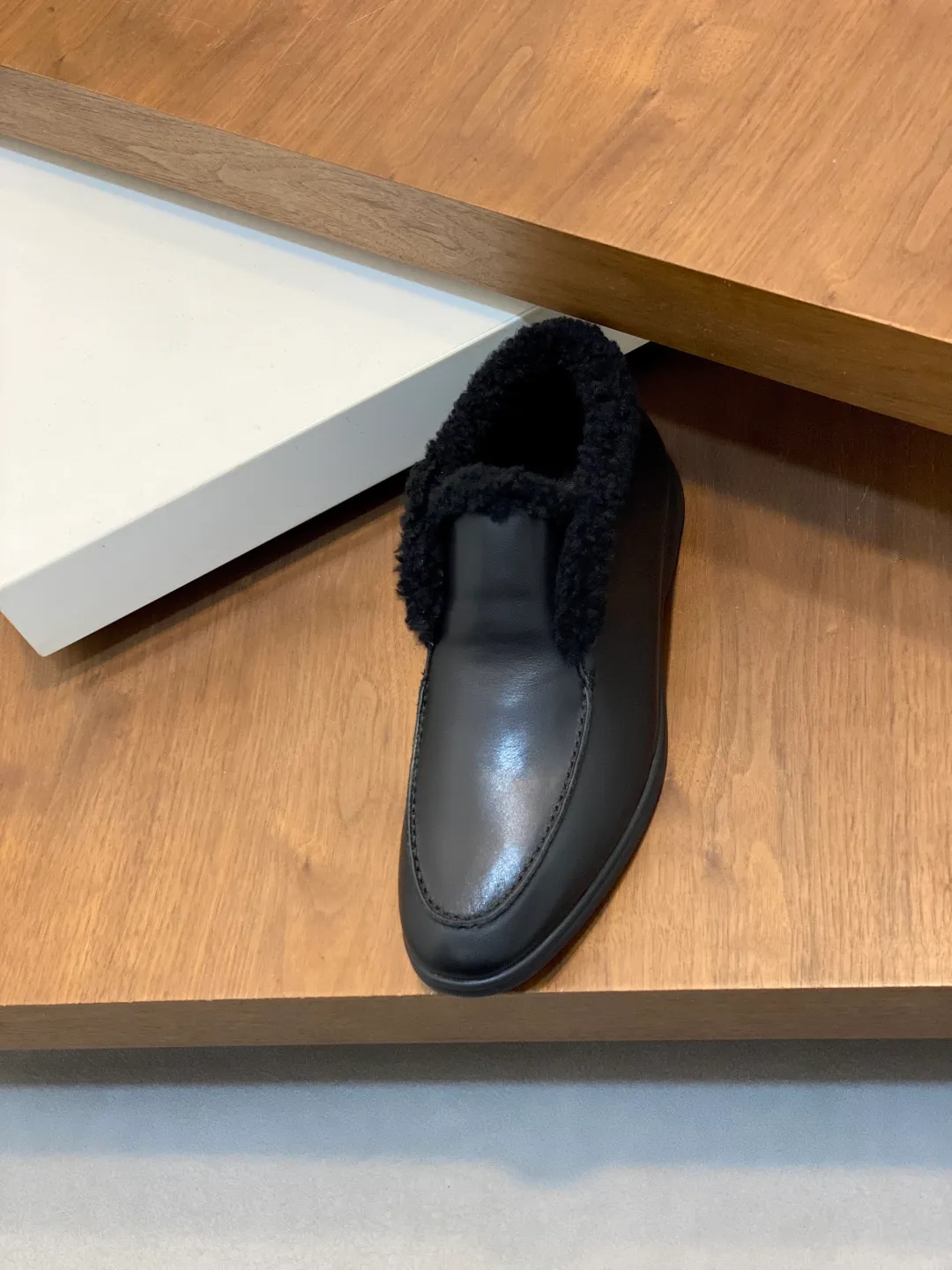 Men's Men's Shoes💰860 LoroPiana/nuoyoupiana men's new autumn and winter wool shoes, Dongguan-made raw materials are in great demand! This casual shoe is made of imported calfskin, with a full wool lining and insole for an extraordinarily comfortable and warm wearing experience. The ultra-light two-color rubber sole creates a charming modern aesthetic. There is an LP logo on the bottom. The style is simple and fashionable, and the upper foot is comfortable, warm and breathable! Comes complete with original box packaging! Size: 39-40-41-42-43-44 standard leather shoe size (45/46 can be customized but does not support returns)